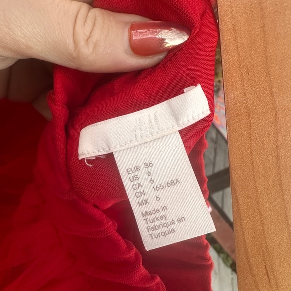 Red Tulle H&M Holiday Skirt - Picture 5 of 5